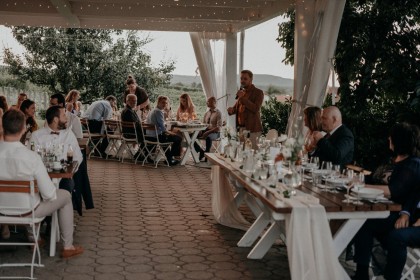 Szűk körű esküvői vacsora naplementében